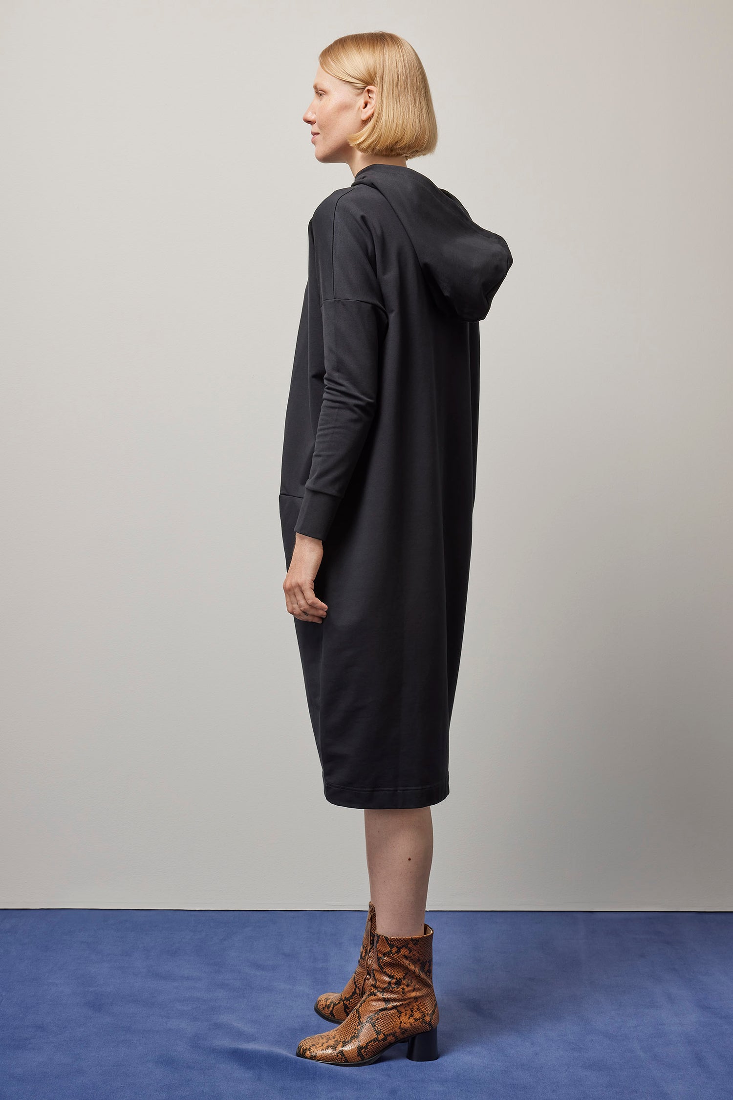 OUTLET: GIANT HOODIE -mekko, Musta