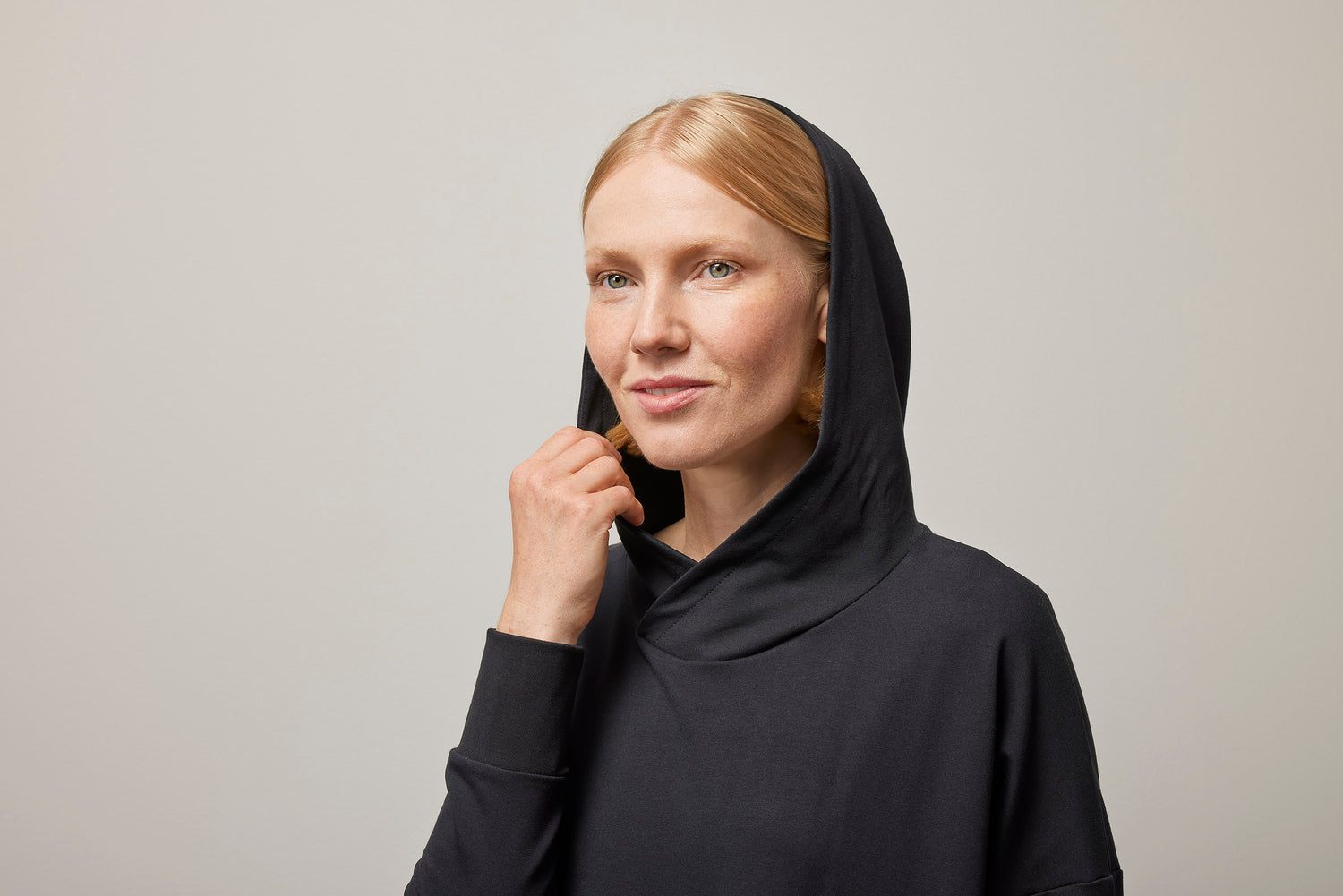 OUTLET: GIANT HOODIE -mekko, Musta