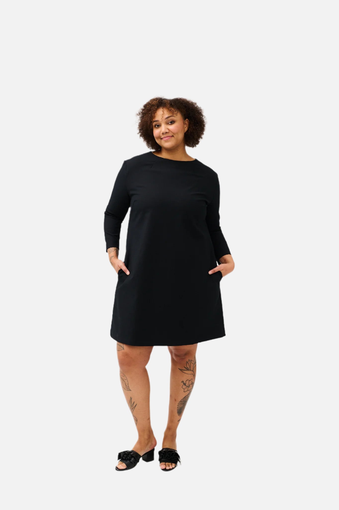 OUTLET: MINIMAL-mekko, Musta