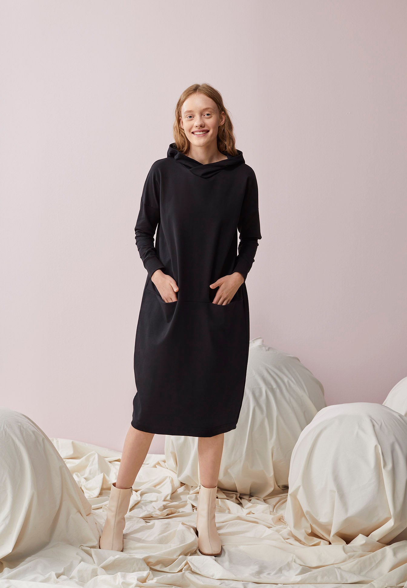 OUTLET: GIANT HOODIE -mekko, Musta