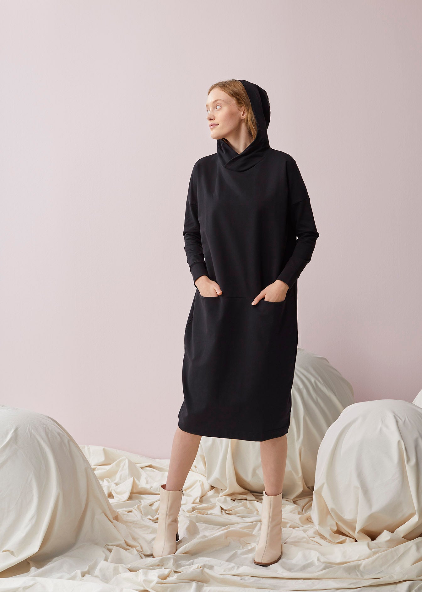 OUTLET: GIANT HOODIE -mekko, Musta