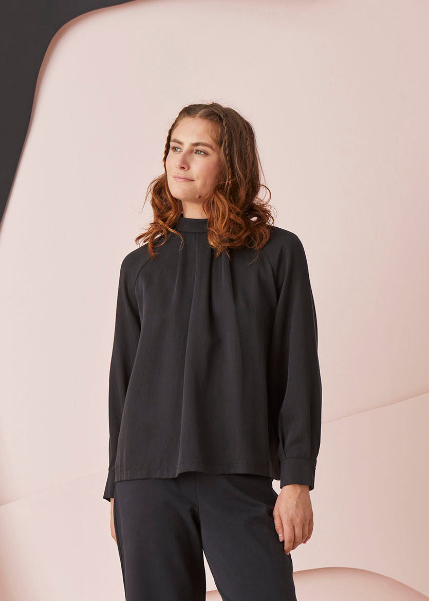 OUTLET: PLEATED-paita, Musta